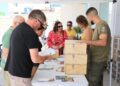 Residentes recogiendo trampas para instalar en sus terrenos. Ayuntamiento de Sant Antoni