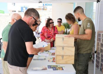 Residentes recogiendo trampas para instalar en sus terrenos. Ayuntamiento de Sant Antoni