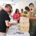 Residentes recogiendo trampas para instalar en sus terrenos. Ayuntamiento de Sant Antoni