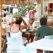 Una imagen de archivo  de Kiosco Pedro —ahora La Casa on The Beach—  con clientes. El año pasado y este permanece cerrado.