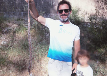 Juanjo Serra con la serpiente. Imagen cedida a Noudiari