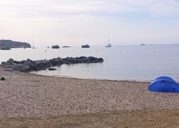 Unas personas durmiendo en una tienda de campaña en la playa y otra pernoctando sobre la arena a pocos metros el domingo 14 de junio. Foto C. R. Cedida a Noudiari