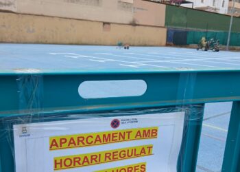 Aparcamiento provisional para clientes en la calle Canàries (pistas).