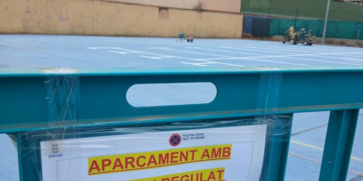 Aparcamiento provisional para clientes en la calle Canàries (pistas).