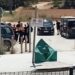 Aparcamiento del CEIP L'Urgell con varias personas dejando sus vehículos y furgonetas negras. Foto de Noudiari.es