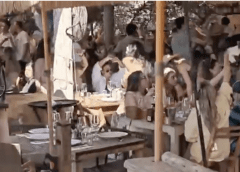 Captura del vídeo denuncia recibido por Noudiari.es en el que se escucha la música y se ve a la gente de fiesta en el local.  Imagen Noudiari