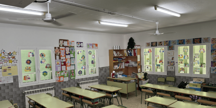 Ventiladores de techo ya instalados por O Beach en el colegio de las Trinitarias.