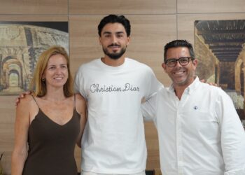 La edil de Deportes, Catiana Fuster, junto al alcalde Rafael Triguero (der.) han recibido al portero de Ibiza Leo Román (centro). Foto: Ayto. de Ibiza