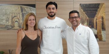 La edil de Deportes, Catiana Fuster, junto al alcalde Rafael Triguero (der.) han recibido al portero de Ibiza Leo Román (centro). Foto: Ayto. de Ibiza