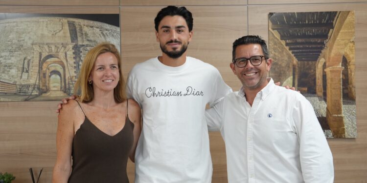 La edil de Deportes, Catiana Fuster, junto al alcalde Rafael Triguero (der.) han recibido al portero de Ibiza Leo Román (centro). Foto: Ayto. de Ibiza