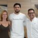 La edil de Deportes, Catiana Fuster, junto al alcalde Rafael Triguero (der.) han recibido al portero de Ibiza Leo Román (centro). Foto: Ayto. de Ibiza