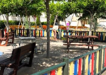 Con el culo al aire en un parque infantil de Ibiza.