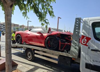 Imagen del vehículo sobre un camión grúa en el puerto de Ibiza.