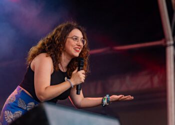 La humorista Irene Francolí en una actuación en el Festival Cruïlla. Foto: Mireia LLaguno