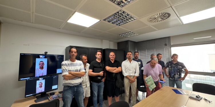 Comité de huelga con representantes de GSAIB en la sede del Tamib.