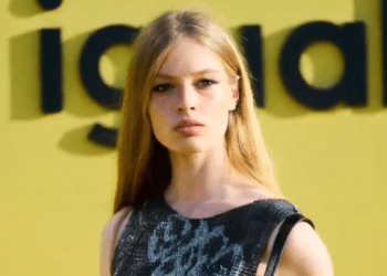 Vivian Wilson, hija de Elon Musk, en un frame de un vídeo de la marca Desigual durante el evento celebrado esta semana en Ibiza.
