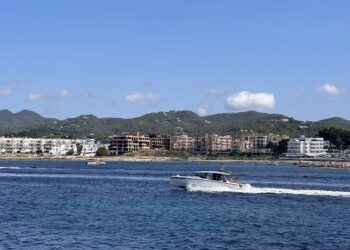 Vista de Cala de Bou desde el mar, con la estructura abandonada de Punta Xinxó en primer término. Foto L. F. A.