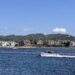 Vista de Cala de Bou desde el mar, con la estructura abandonada de Punta Xinxó en primer término. Foto L. F. A.