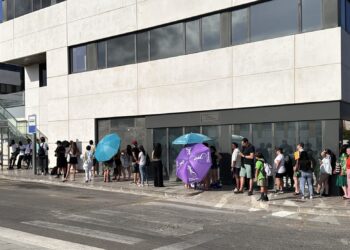 Parada exterior del Cetis a pleno sol esta semana. Noudiari.es