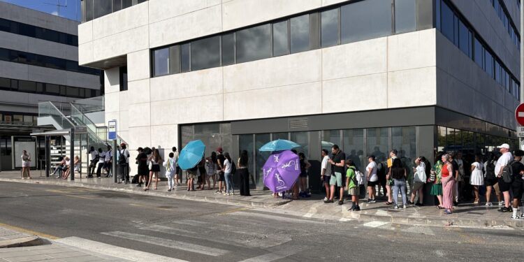 Parada exterior del Cetis a pleno sol esta semana. Noudiari.es