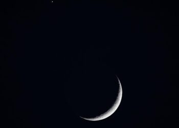 Pincha sobre la foto y verás la Imagen de la Luna y Venus captada anoche por el fotógrafo ibicenco Paco Natera