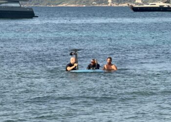 Imagen del rescate que ha tenido lugar en la playa de ses Figueretes esta mañana