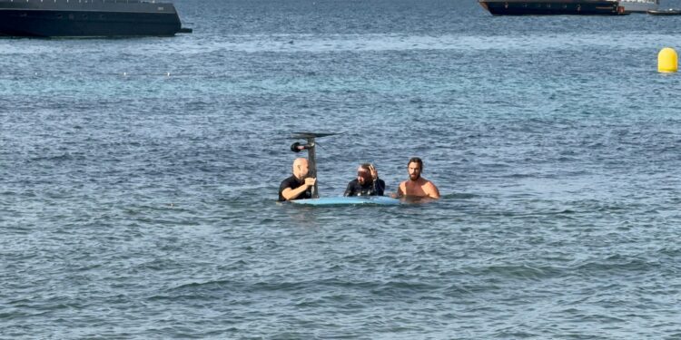 Imagen del rescate que ha tenido lugar en la playa de ses Figueretes esta mañana