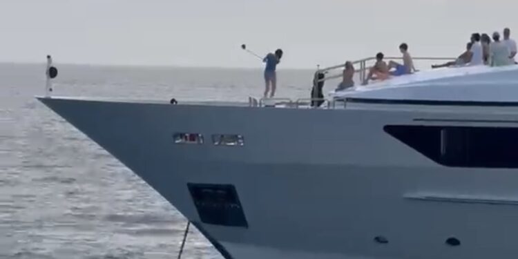 Una captura del vídeo en el que una persona lanza presuntamente pelotas de golf al mar desde la cubierta de un yate en el Parque Natural de Ibiza y Formentera. Foto Noudiari.es cedida A. S.