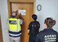 Agentes de intrusismo del Ayuntamiento e inspector del Consell realizan un precinto de la propiedad de alquiler turístico ilegal. Foto: Ayto. Sant Antoni