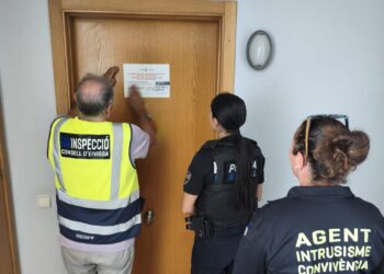 Agentes de intrusismo del Ayuntamiento e inspector del Consell realizan un precinto de la propiedad de alquiler turístico ilegal. Foto: Ayto. Sant Antoni