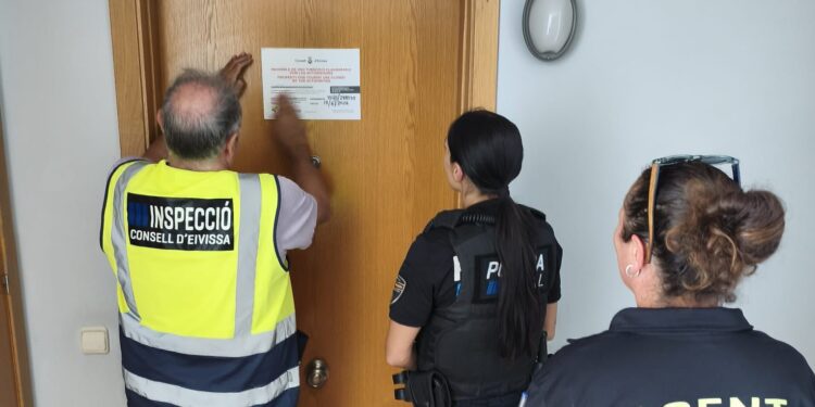 Agentes de intrusismo del Ayuntamiento e inspector del Consell realizan un precinto de la propiedad de alquiler turístico ilegal. Foto: Ayto. Sant Antoni