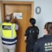 Agentes de intrusismo del Ayuntamiento e inspector del Consell realizan un precinto de la propiedad de alquiler turístico ilegal. Foto: Ayto. Sant Antoni