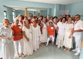 Algunas de las participantes en los cursos de la Llar Eivissa con su profesor Miguel Barranco. Foto Noudiari.es
