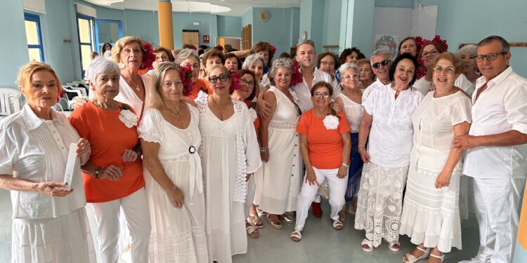 Algunas de las participantes en los cursos de la Llar Eivissa con su profesor Miguel Barranco. Foto Noudiari.es