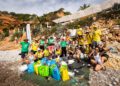 Grupo que participó en la limpieza de la zona de costa. Fotos Cintia Sarría