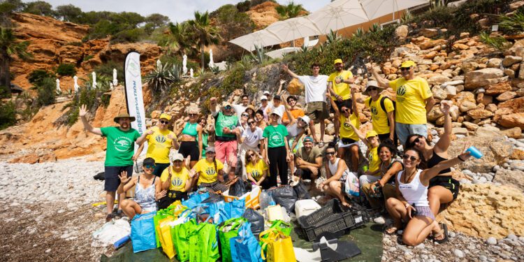 Grupo que participó en la limpieza de la zona de costa. Fotos Cintia Sarría