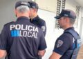 Policías locales inspeccionado un piso de alquiler turístico en la ciudad de Ibiza.