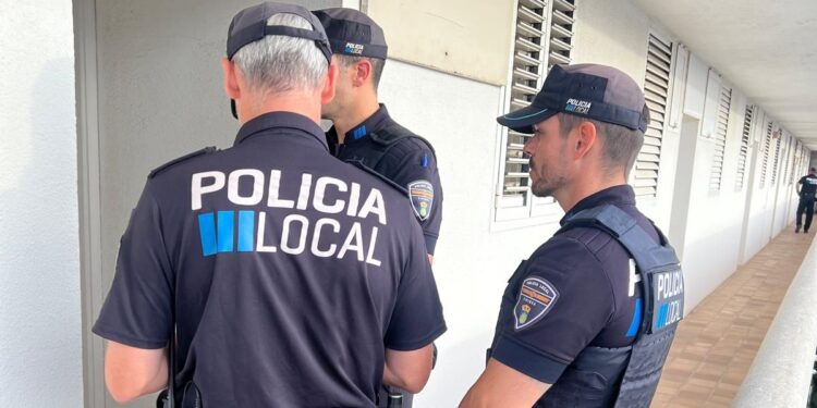 Policías locales inspeccionado un piso de alquiler turístico en la ciudad de Ibiza.
