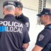 Policías locales inspeccionado un piso de alquiler turístico en la ciudad de Ibiza.