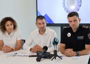 La concejala de Seguridad, Neus Mateu, el alcalde de Sant Antoni, Marcos Serra, y el jefe de la Policía Local, Tomàs Monzó. Foto: Ayto. Sant Antoni