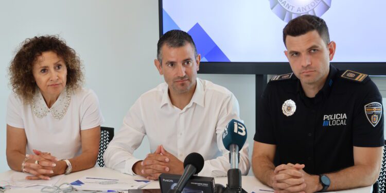 La concejala de Seguridad, Neus Mateu, el alcalde de Sant Antoni, Marcos Serra, y el jefe de la Policía Local, Tomàs Monzó. Foto: Ayto. Sant Antoni