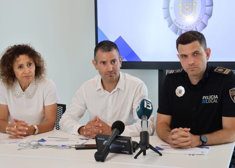 La concejala de Seguridad, Neus Mateu, el alcalde de Sant Antoni, Marcos Serra, y el jefe de la Policía Local, Tomàs Monzó. Foto: Ayto. Sant Antoni