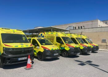 Ambulancias aparcadas al sol en Ibiza. Precisamente, trabajadores de GSAIB han denunciado en reiteradas ocasiones que los vehículos de emergencias se encuentran a la intemperie, a altas temperaturas.