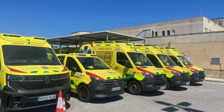 Ambulancias aparcadas al sol en Ibiza. Precisamente, trabajadores de GSAIB han denunciado en reiteradas ocasiones que los vehículos de emergencias se encuentran a la intemperie, a altas temperaturas.