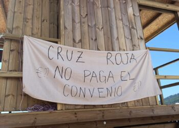 Una de las pancartas de protesta de los socorristas de Cruz Roja visibles estos días en las playas de Ibiza.