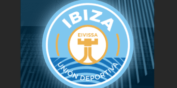 Sobre estas líneas, el escudo de la UD Ibiza hasta la temporada 2025/2026.