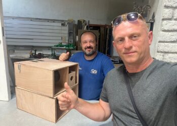 Ovi, el carpintero que fabrica las trampas, junto a Dean Gallagher.