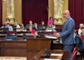 Vicent Marí esta mañana en el Parlament balear, donde ha dicho que cualquier crecimiento en capacidad del aeropuerto de Ibiza va contra los planes de sostenibilidad que defiende el Partido Popular. Foto: PP