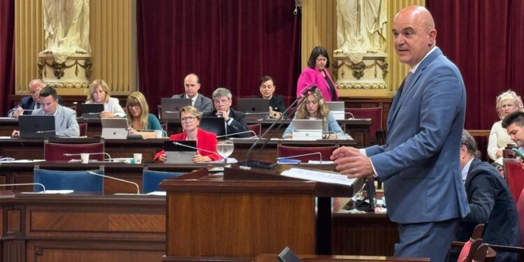 Vicent Marí esta mañana en el Parlament balear, donde ha dicho que cualquier crecimiento en capacidad del aeropuerto de Ibiza va contra los planes de sostenibilidad que defiende el Partido Popular. Foto: PP