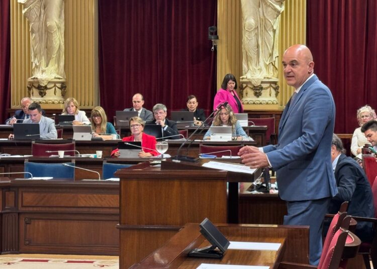 Vicent Marí esta mañana en el Parlament balear, donde ha dicho que cualquier crecimiento en capacidad del aeropuerto de Ibiza va contra los planes de sostenibilidad que defiende el Partido Popular. Foto: PP